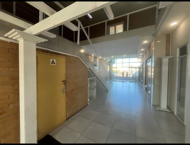 33M² BUSINESS TO LET IN PARKLANDS